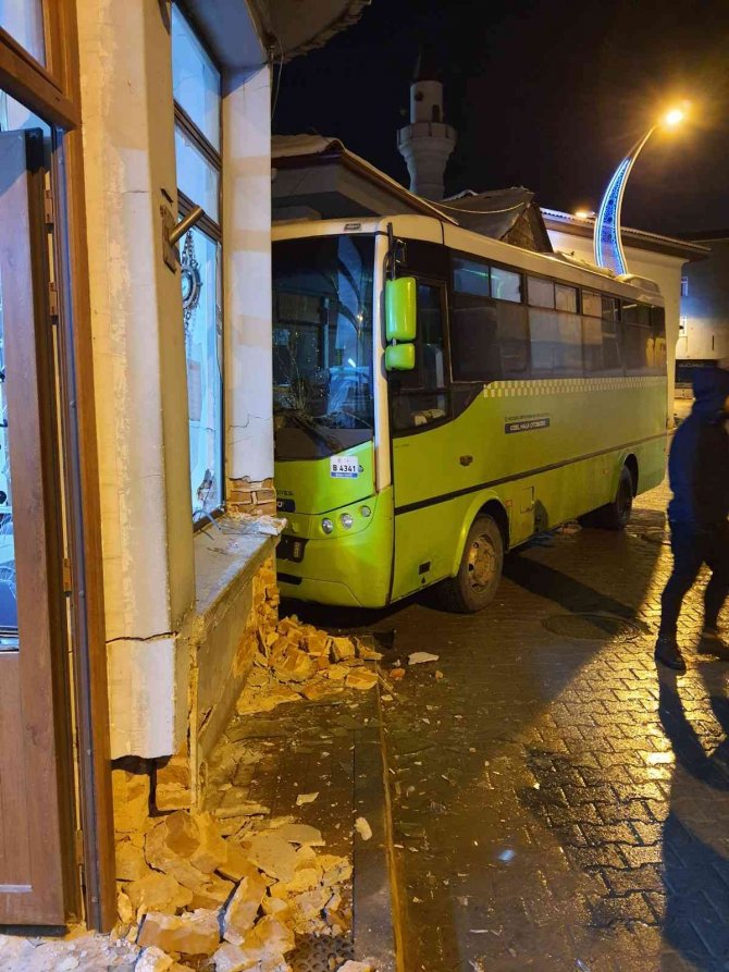 El Freni Çekilmeyen Yolcu Minibüsü Kıraathane Duvarına Çarptı