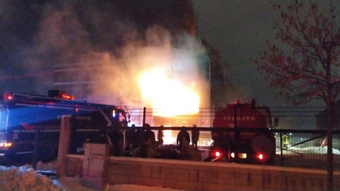 Konya’nın Merkez Karatay İlçesinde Bulunan Bir Sünger Fabrikasında Yangın Çıktı. Yangını Söndürmek İçin Çok Sayıda İtfaiye Ekibi Müdahale Ediyor. Yangının Mesai Saati Sonrasında Başladığı İçeride Kalan Kimse Olmadığı Belirti