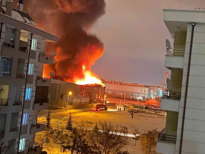Konya’nın Merkez Karatay İlçesinde Bulunan Bir Sünger Fabrikasında Yangın Çıktı. Yangını Söndürmek İçin Çok Sayıda İtfaiye Ekibi Müdahale Ediyor. Yangının Mesai Saati Sonrasında Başladığı İçeride Kalan Kimse Olmadığı Belirti