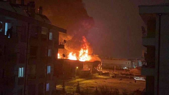 Konya’nın Merkez Karatay İlçesinde Bulunan Bir Sünger Fabrikasında Yangın Çıktı. Yangını Söndürmek İçin Çok Sayıda İtfaiye Ekibi Müdahale Ediyor. Yangının Mesai Saati Sonrasında Başladığı İçeride Kalan Kimse Olmadığı Belirti