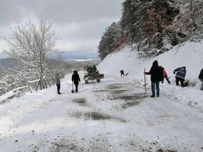 Karla Kaplı Yolu İmece Usulü İle Açtılar