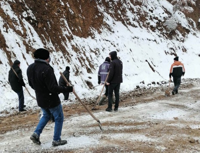 Karla Kaplı Yolu İmece Usulü İle Açtılar
