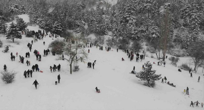 Vatandaşların Leğen, Poşet Veya Kızakla Kayak Keyfi