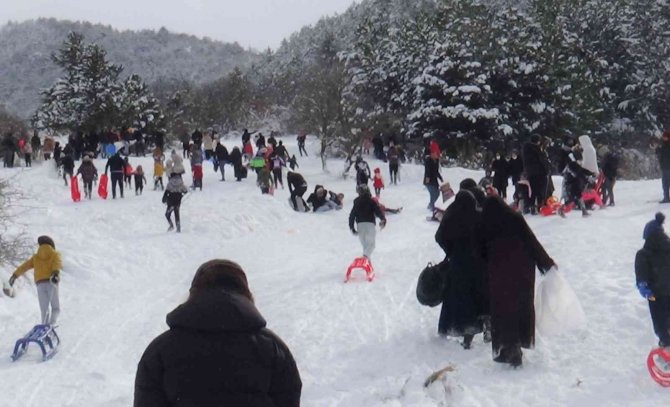 Vatandaşların Leğen, Poşet Veya Kızakla Kayak Keyfi