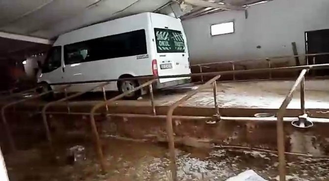 2 Metreye Ulaşan Kar Ahırları Yıktı