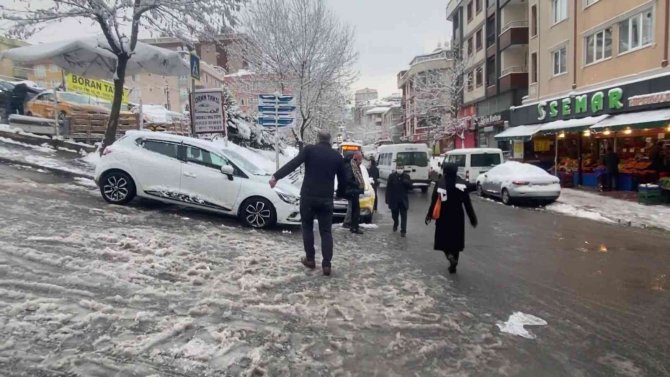 Maltepe’de Sokaklar Beyaza Büründü, Sürücüler Zor Anlar Yaşadı