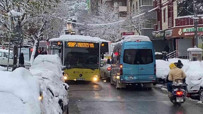 Maltepe’de Sokaklar Beyaza Büründü, Sürücüler Zor Anlar Yaşadı