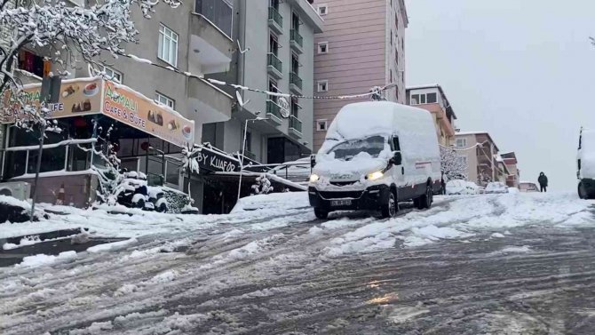 Maltepe’de Sokaklar Beyaza Büründü, Sürücüler Zor Anlar Yaşadı