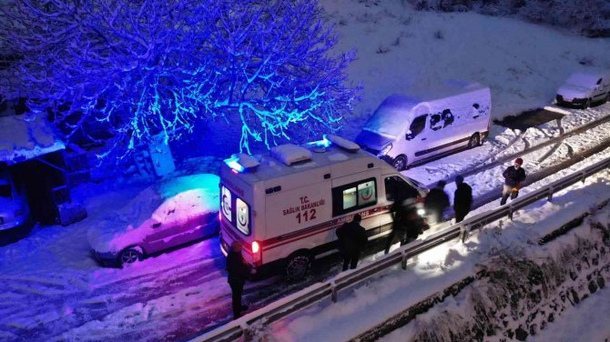 Maltepe’de Kayan Araç Dereye Uçtu, Sağlıkçı Yaralıları Bırakıp Gazetecilere Saldırdı