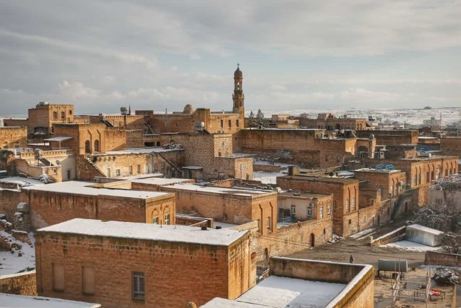 Mardin’de Karla Birlikte Tarihi Yapılar Beyazla Süslendi