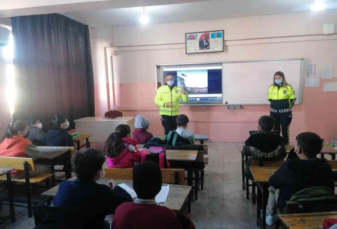 Öğretmen Ve Öğrencilere Trafik Eğitimi
