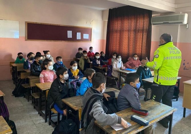 Öğretmen Ve Öğrencilere Trafik Eğitimi