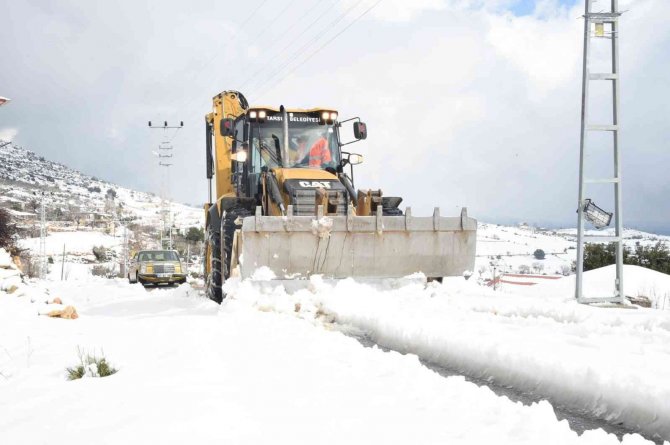 Tarsus’ta Ekiplerin Karla Mücadelesi Aralıksız Sürüyor
