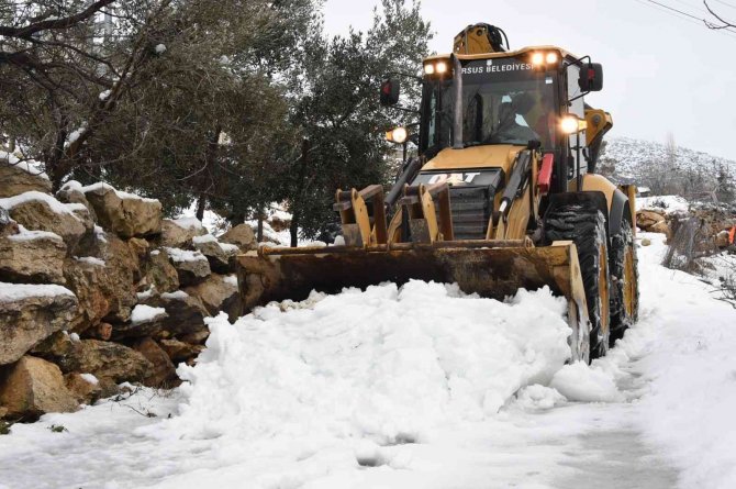Tarsus’ta Ekiplerin Karla Mücadelesi Aralıksız Sürüyor