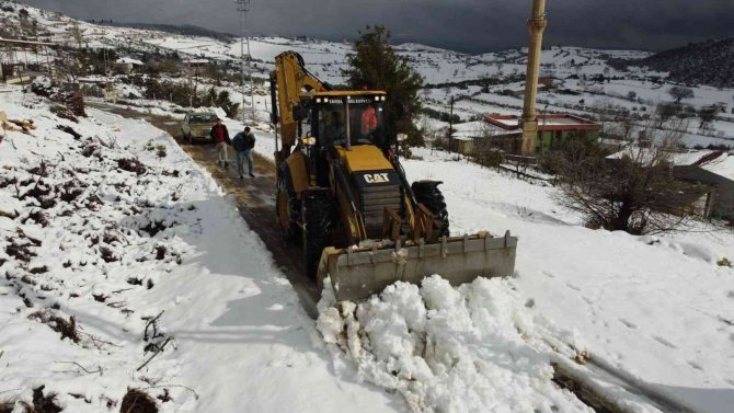 Tarsus’ta Ekiplerin Karla Mücadelesi Aralıksız Sürüyor
