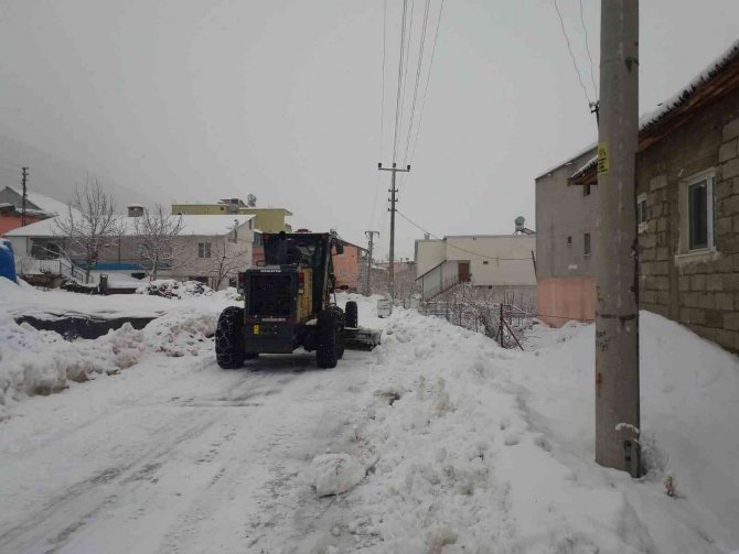 Mersin’de Yoğun Kar Yolları Kapattı, Mahsur Kalan Vatandaşlar Kurtarıldı