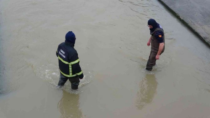 İ̇tfaiye, Dereye Düşen Cep Telefonunu Bulmak İçin Buz Gibi Suya Girdi
