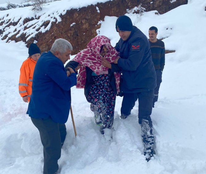 Yol Kardan Kapandı, Hasta Kadının İmdadına Ekipler Yetişti