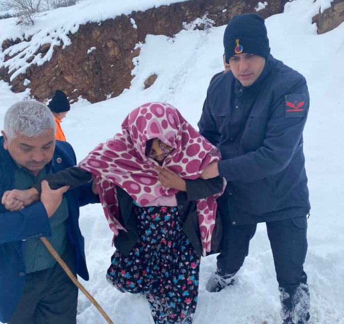 Yol Kardan Kapandı, Hasta Kadının İmdadına Ekipler Yetişti