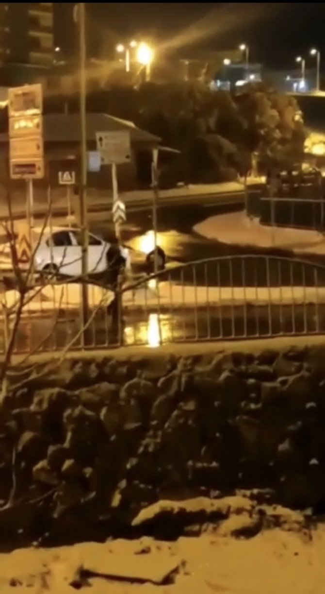 Pendik’de Otomobil Buz Tutan Yolda Park Halindeki Araca Çarptı: 4 Kişinin Ölümden Döndüğü Kaza Kamerada