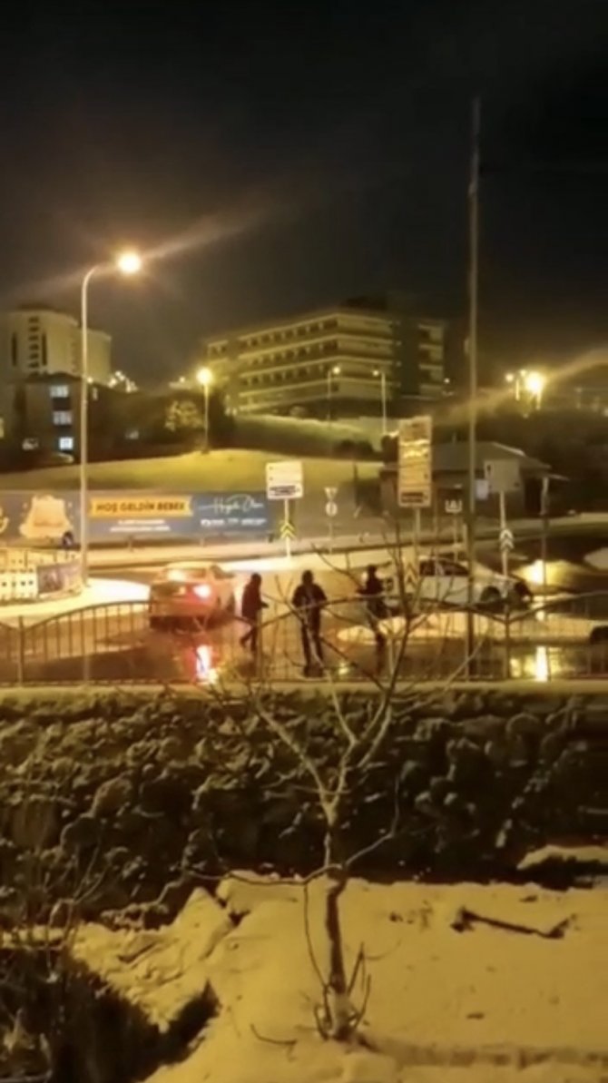 Pendik’de Otomobil Buz Tutan Yolda Park Halindeki Araca Çarptı: 4 Kişinin Ölümden Döndüğü Kaza Kamerada