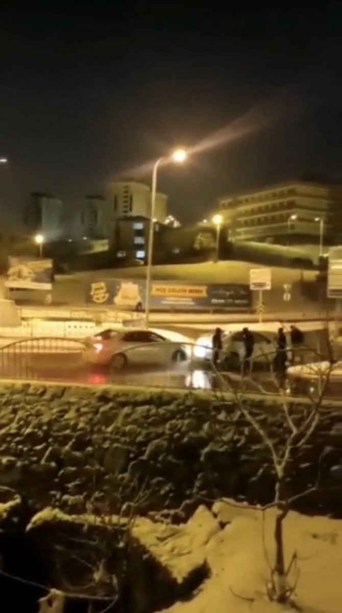 Pendik’de Otomobil Buz Tutan Yolda Park Halindeki Araca Çarptı: 4 Kişinin Ölümden Döndüğü Kaza Kamerada