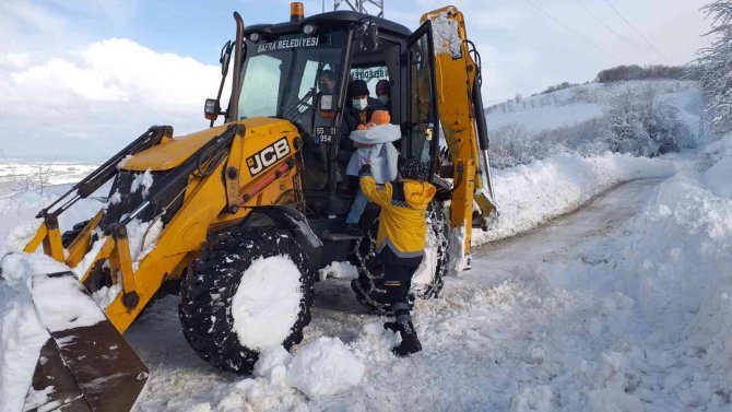 Kar Yağışı Ambulanslara Geçit Vermeyince Bafra Belediyesi Yetişti
