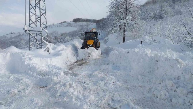 Kar Yağışı Ambulanslara Geçit Vermeyince Bafra Belediyesi Yetişti