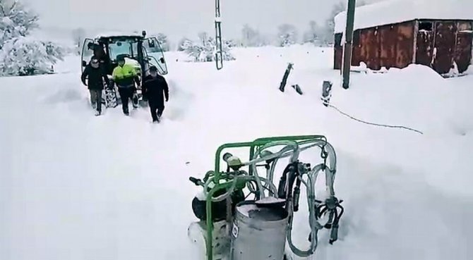 2 Metreye Ulaşan Kar Ahırları Yıktı