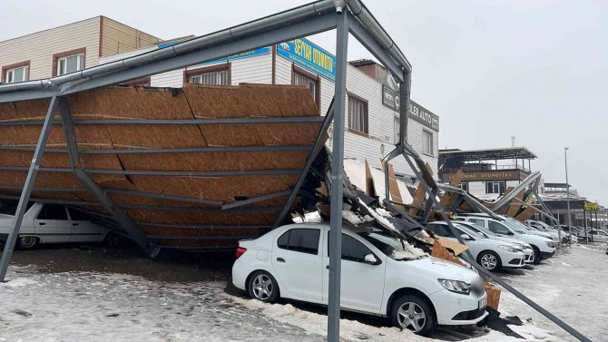 Şanlıurfa’da Çatının Üzerine Çöktüğü 23 Otomobil Zarar Gördü