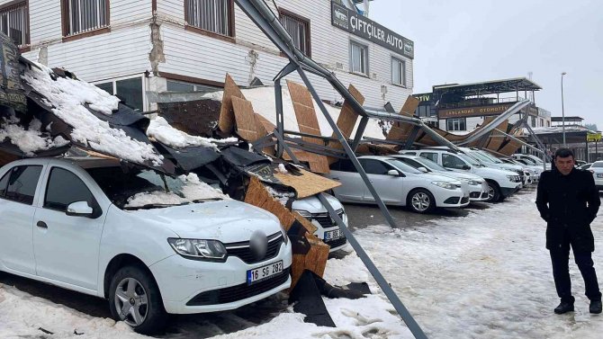 Şanlıurfa’da Çatının Üzerine Çöktüğü 23 Otomobil Zarar Gördü