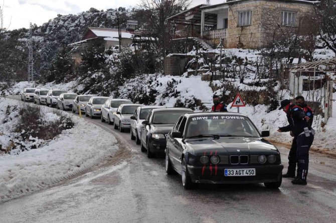 Mersin’in Yüksek Kesimlerinde Kar Yağışı Etkili Oluyor