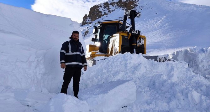 Şırnak’ta Kar Kalınlığı Dozer Boyunu Aştı, Eksi 17 Derecede Çalışmalar Devam Ediyor