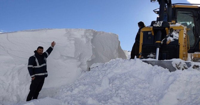 Şırnak’ta Kar Kalınlığı Dozer Boyunu Aştı, Eksi 17 Derecede Çalışmalar Devam Ediyor