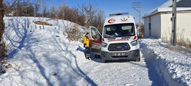 Ambulanslar Yolda Kaldı, Yardımlarına Karla Mücadele Ekipleri Koştu