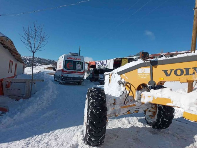 Ambulanslar Yolda Kaldı, Yardımlarına Karla Mücadele Ekipleri Koştu