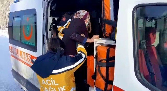 Ambulans Mahsur Kaldı, Yaşlı Hastaya Ekiplerin Çalışmasıyla Ulaşıldı