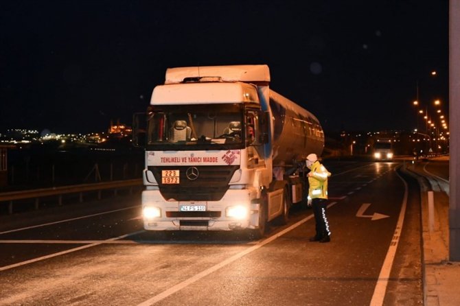 Tekirdağ Valisi İ̇stanbul Sınırına Gidip Tek Tek Uyardı