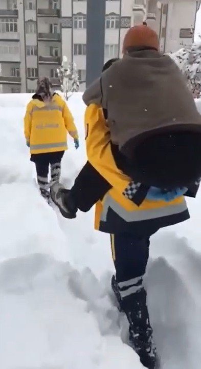 Kar Yolları Kapadı, Sağlık Görevlisi Hastayı Sırtında Taşıdı