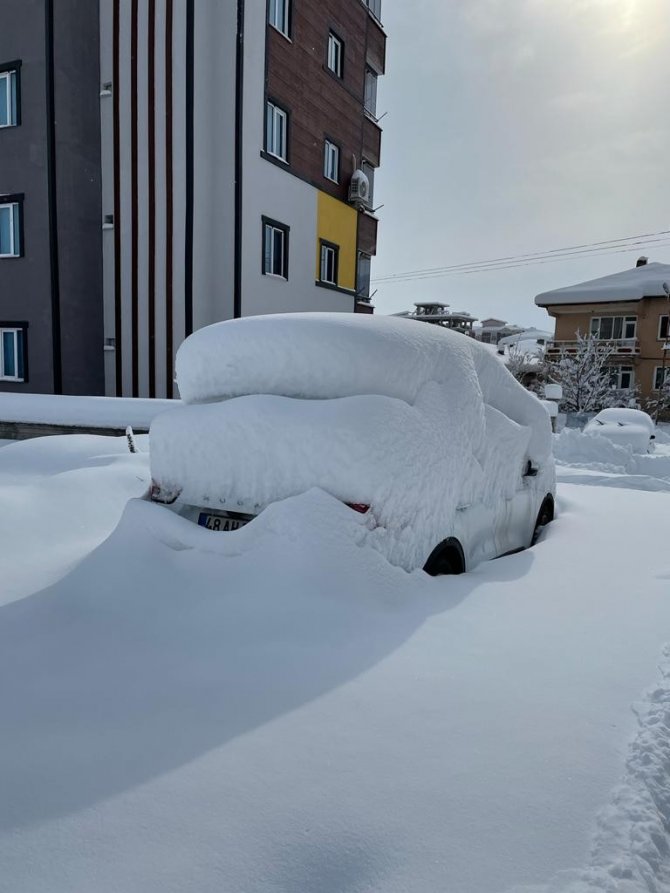 Tokat’ta Araçlar Kar Altında Kayboldu