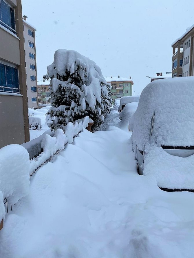 Tokat’ta Araçlar Kar Altında Kayboldu