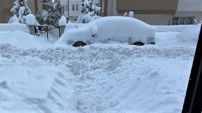 Tokat’ta Araçlar Kar Altında Kayboldu