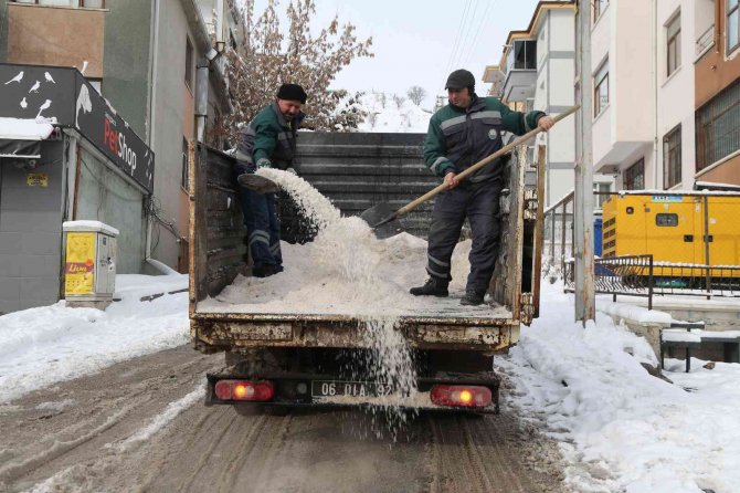 Gölbaşı Belediyesi Ekipleri Kar Mesaisinde