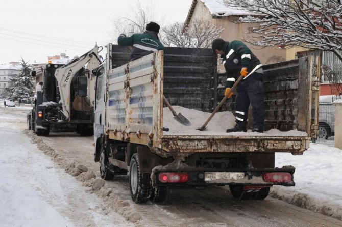 Gölbaşı Belediyesi Ekipleri Kar Mesaisinde
