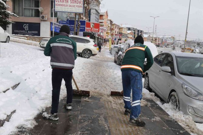 Gölbaşı Belediyesi Ekipleri Kar Mesaisinde