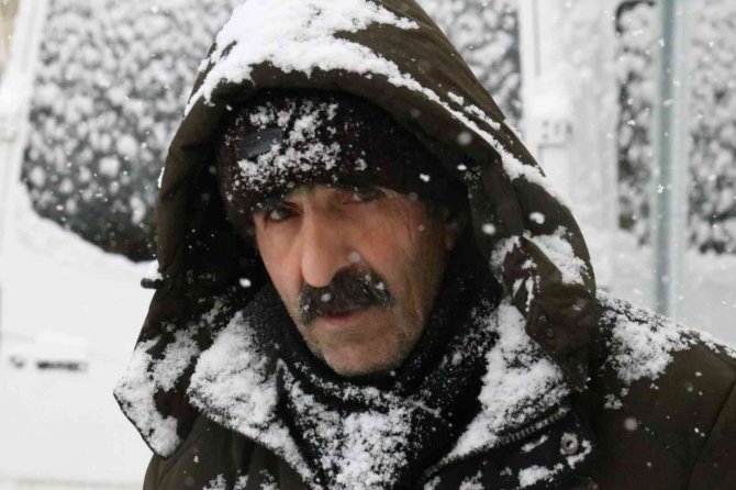 Van’da Kar Yağışıyla 135 Yerleşim Yerine Ulaşılamıyor