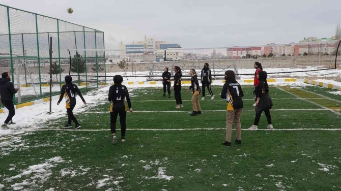 Erciş’te Atık Malzemelerden Öğrenciler İçin Spor Sahası, Kafeterya Ve Kültür Evi Yapıldı