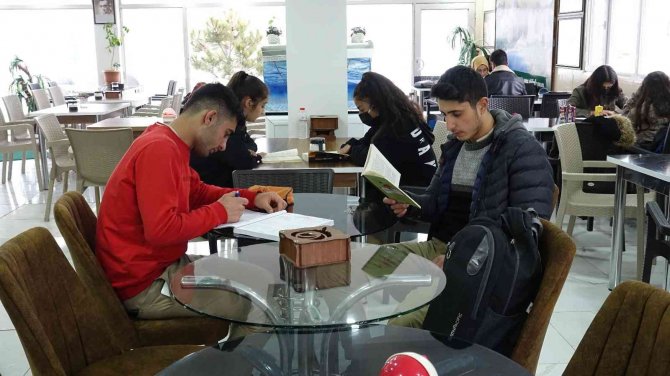 Erciş’te Atık Malzemelerden Öğrenciler İçin Spor Sahası, Kafeterya Ve Kültür Evi Yapıldı