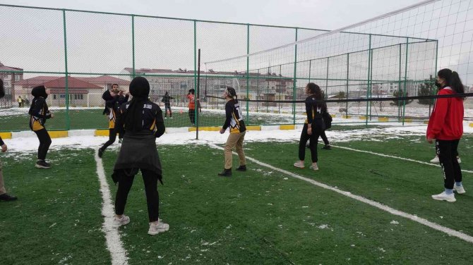 Erciş’te Atık Malzemelerden Öğrenciler İçin Spor Sahası, Kafeterya Ve Kültür Evi Yapıldı