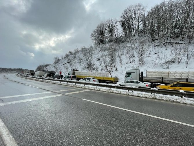Yalova-bursa Kara Yolu Kayan Tır Sebebiyle Kapandı